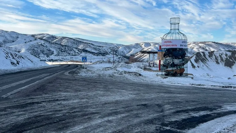 На трассе ВКО появилась "бутылка смерти" из искореженных авто