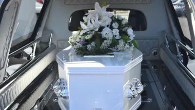 в Италии родственники открыли гроб на похоронах и увидели там чужое тело, фото - Новости Zakon.kz от 05.12.2025 21:12