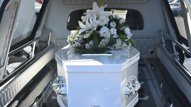 Шок на похоронах: семья итальянцев увидела в гробу незнакомца