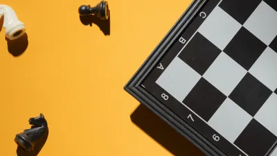 фигуры и шахматная доска, фото - Новости Zakon.kz от 05.12.2025 20:15