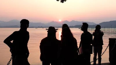 туристы и закат, фото - Новости Zakon.kz от 05.12.2025 15:12