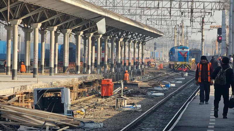 Ремонт, искры и пассажиры: как идет реконструкция вокзала "Алматы-1" – фоторепортаж