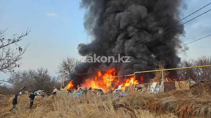 Пожар в алматинском Кенсае: семья лишилась дома, пострадал хозяин