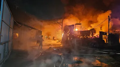 Крупный пожар охватил склады в Алматы