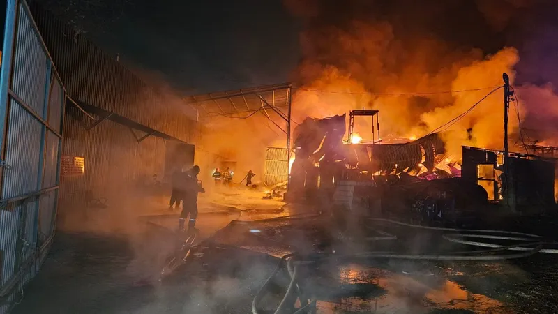 Крупный пожар охватил склады в Алматы