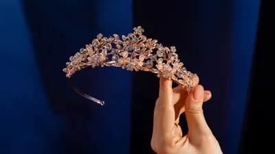 Корона, рука, сцена, фото - Новости Zakon.kz от 07.12.2025 04:59
