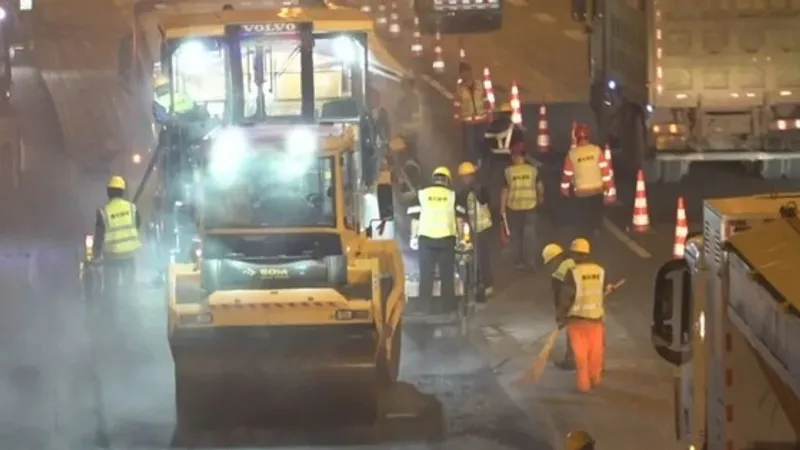 За одну ночь китайские рабочие уложили 8 тысяч тонн асфальта