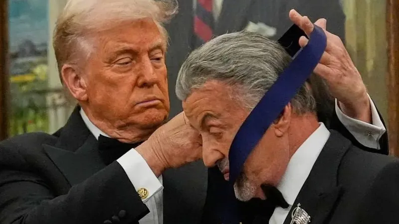 Трамп вручил медаль Сильвестру Сталлоне