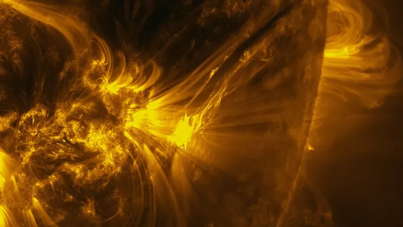 Гигантский комплекс пятен на Солнце "проснулся" с мощной вспышкой: ученые снова озадачены
