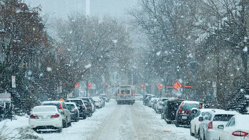Сильный снегопад и гололед накроют почти весь Казахстан