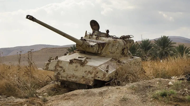 Камбоджа перебросила к границе с Таиландом танки и реактивную артиллерию