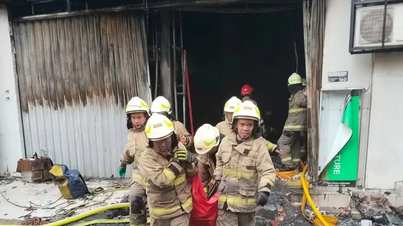 Пожар в офисном здании в столице Индонезии унес жизни по меньшей мере 22 человек