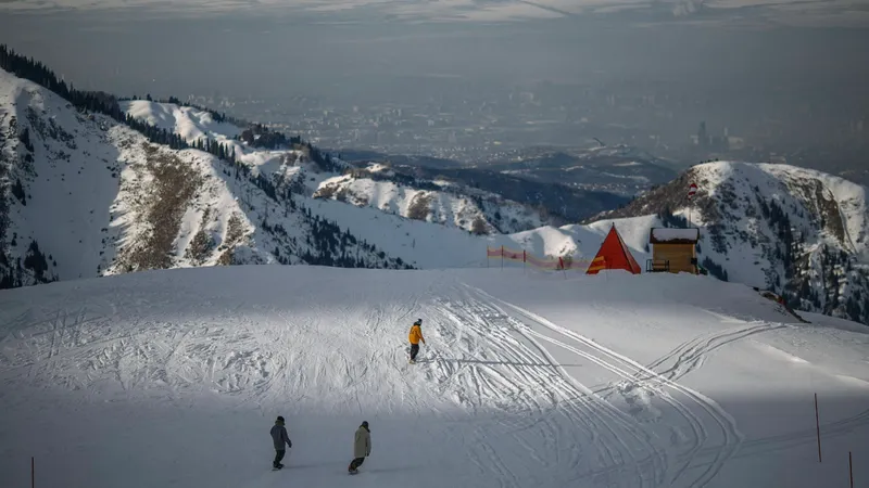 Турист оказался под снежной лавиной в горах Алматы