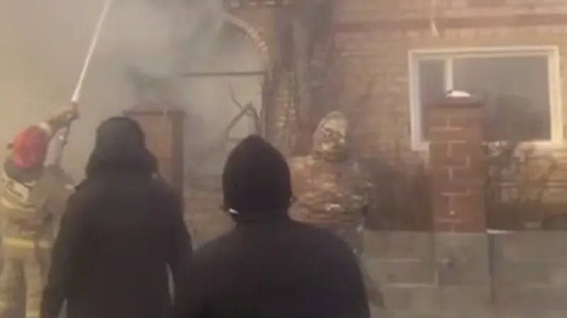 Шесть газовых балонов вынесли спасатели из горящего дома в Костанайской области