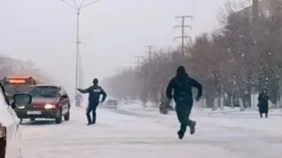 полицейский, водитель, дорога, фото - Новости Zakon.kz от 09.12.2025 18:50