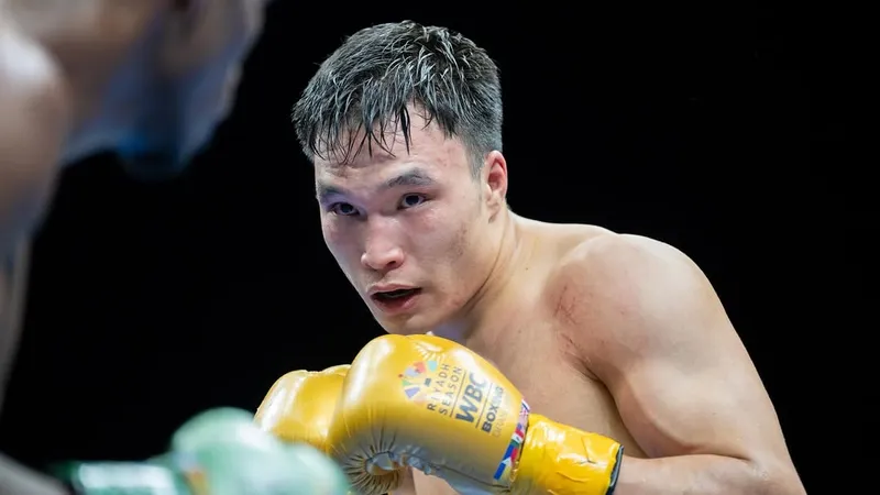 Казахстанский боксер сразится со скандальным олимпийским чемпионом из Узбекистана
