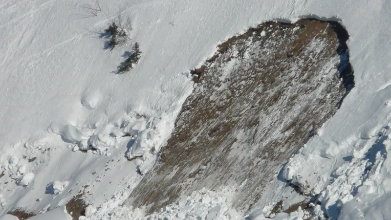 В Алматы лавина остановила туристов, мечтавших о снежной "кругосветке"