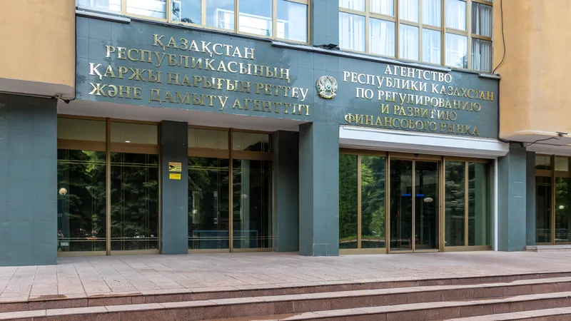 S&P улучшило прогноз отраслевого риска банков на фоне усиления регулирования АРРФР