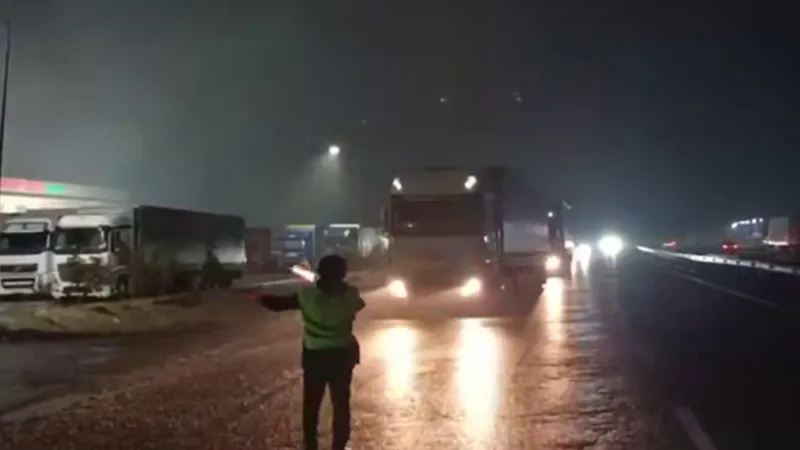 Движение грузовиков ограничили в Туркестанской области