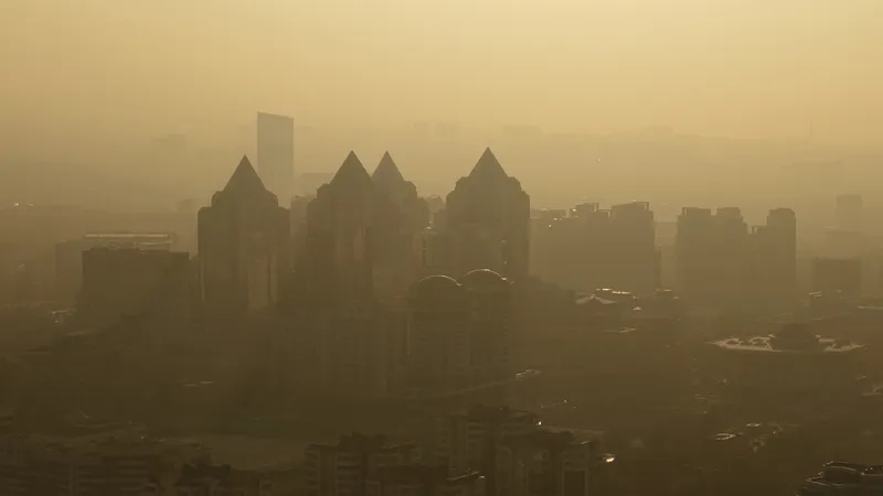 Город смога: почему дышать в Алматы становится испытанием и какие меры принимают власти