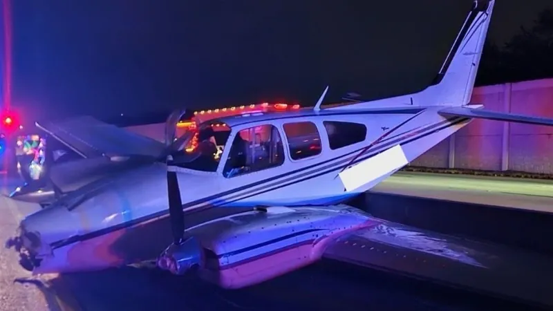 Toyota Camry столкнулась с самолетом на трассе в США