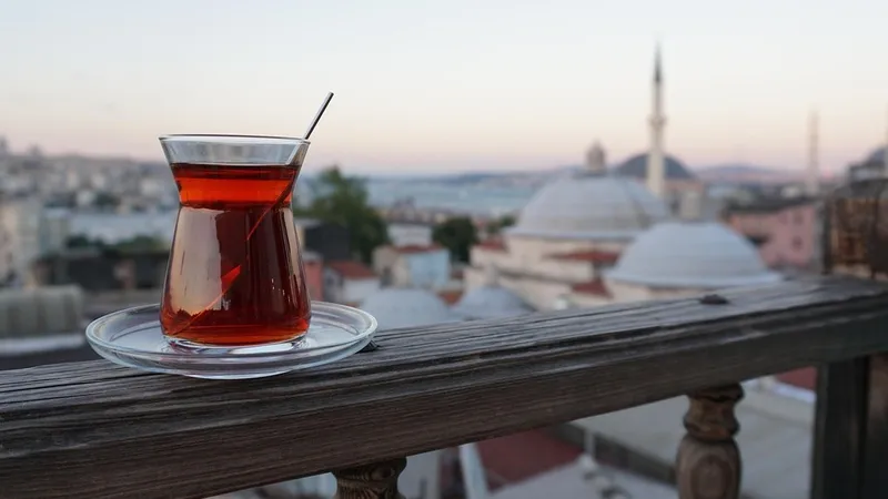 В кафе Турции гостям подают крашеный чай