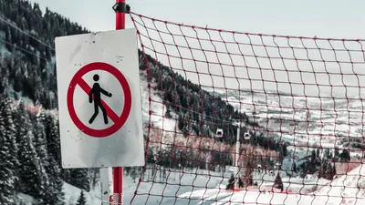 Сноубордист из России вылетел с трассы в овраг на Шымбулаке – видео спасения