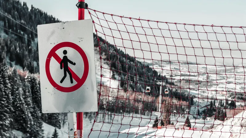 Сноубордист из России вылетел с трассы в овраг на Шымбулаке – видео спасения