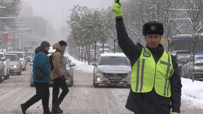 регулирование движения в снегопад в Алматы, фото - Новости Zakon.kz от 10.12.2025 09:39