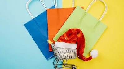 коллаж о предновогодних покупках, фото - Новости Zakon.kz от 10.12.2025 11:52