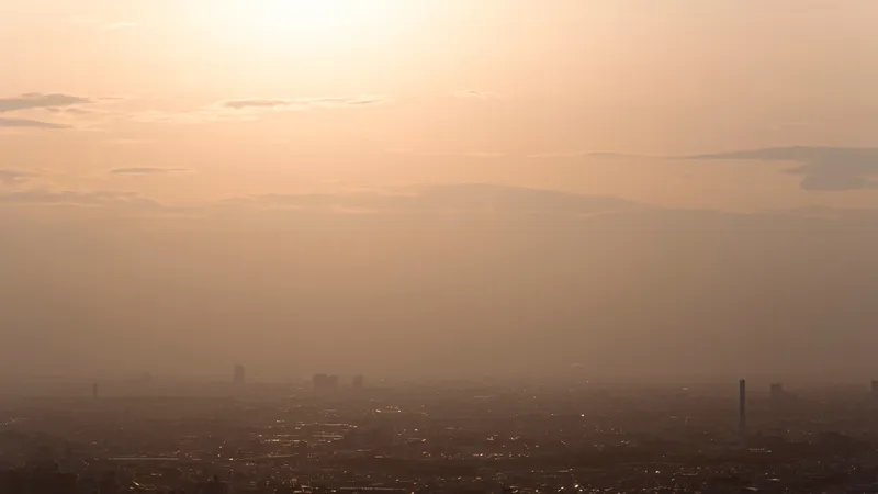 Дышать нечем: на жалобы по качеству воздуха ответил аким Шымкента