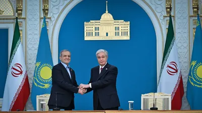 президенты Казахстан и Ирана, церемония, фото - Новости Zakon.kz от 11.12.2025 13:55