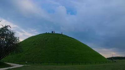 Курган, трава, небо, фото - Новости Zakon.kz от 12.12.2025 01:43