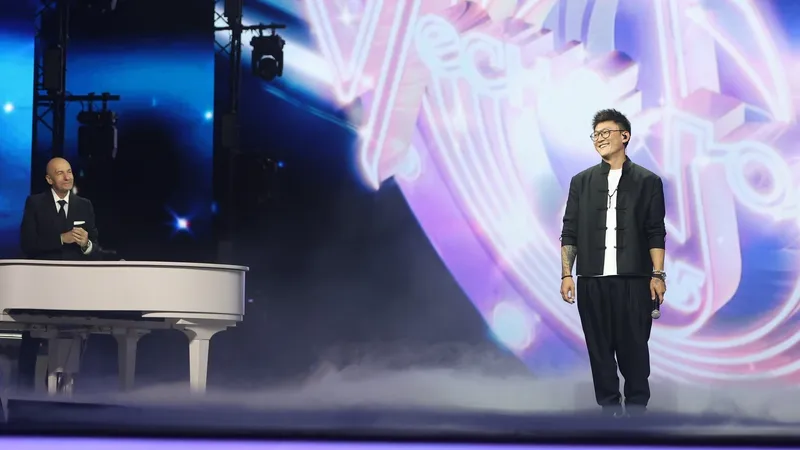 "Мамочка!": трогательное видео с концерта казахстанца и Игоря Крутого стало хитом Сети