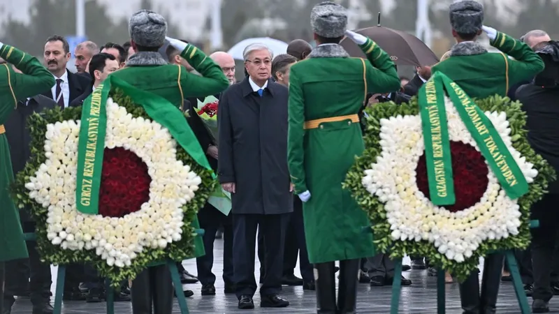 Токаев возложил венок к Монументу Нейтралитета в Ашхабаде
