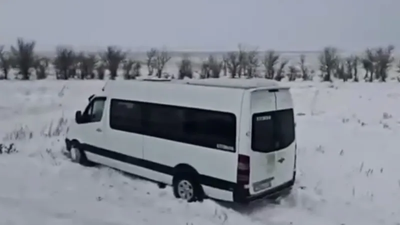 Микроавтобус с людьми застрял на трассе в ВКО из-за непогоды