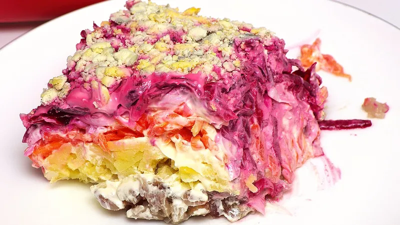 Назван максимально допустимый размер порции новогоднего салата