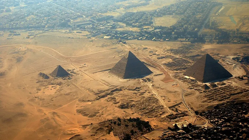 Ученые собираются спуститься в "запутанный мегакомплекс" под пирамидами Гизы