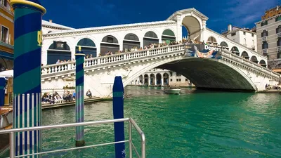 Женщина угнала лодку в Венеции и врезалась в мост, фото - Новости Zakon.kz от 14.12.2025 07:50