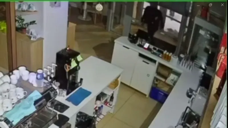 Вломился пьяный в кафе: астанчанина арестовали на 10 суток