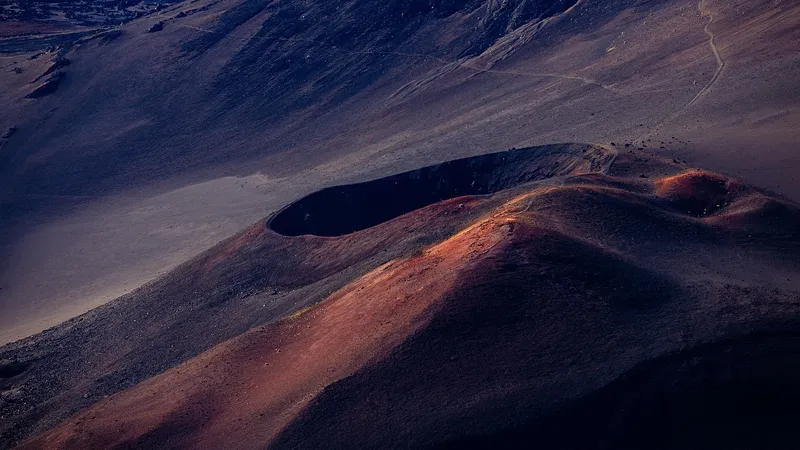 По всей Турции находят огромные дыры в земле, как в библейском пророчестве