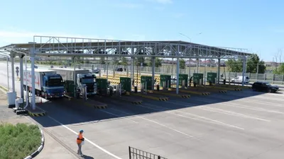 платная дорога, машины, люди, фото - Новости Zakon.kz от 15.12.2025 12:01