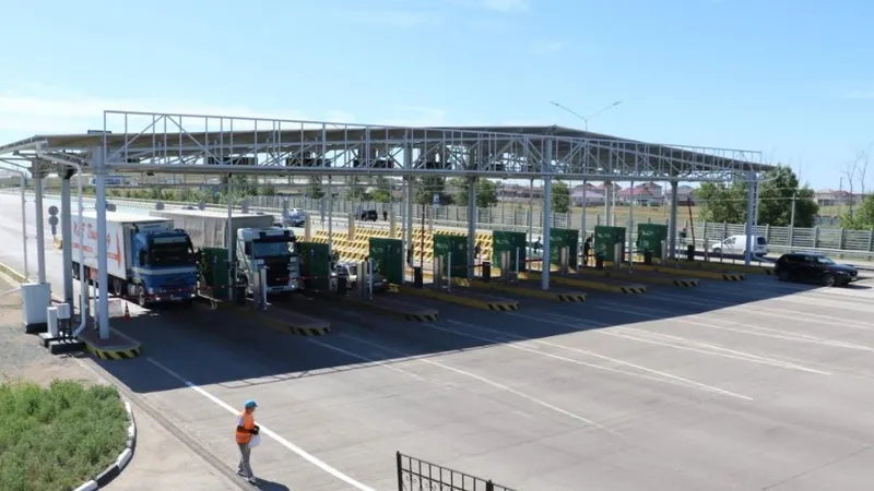 Хорошую новость объявили казахстанцам по платным дорогам