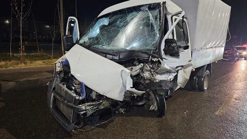 "Покореженная ГАЗель, снесенная автовышка": ночная авария развернулась на трассе Алматы