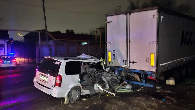 Праворульная машина с газовым оборудованием залетела под фуру в Алматы