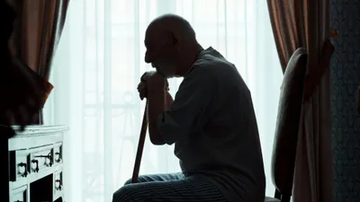 Пенсионер, окно, силуэт, фото - Новости Zakon.kz от 17.12.2025 03:59