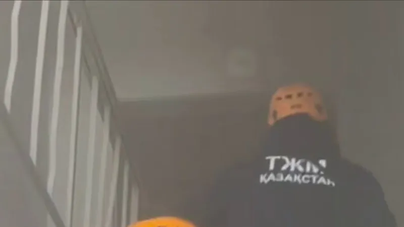 Загорелась мебель: десятки человек вывели из задымленной многоэтажки в Костанае