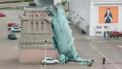 В Бразилии упала копия Статуи Свободы, фото - Новости Zakon.kz от 16.12.2025 08:10