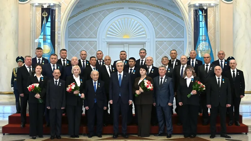 Токаев наградил ряд энергетиков орденами и медалями