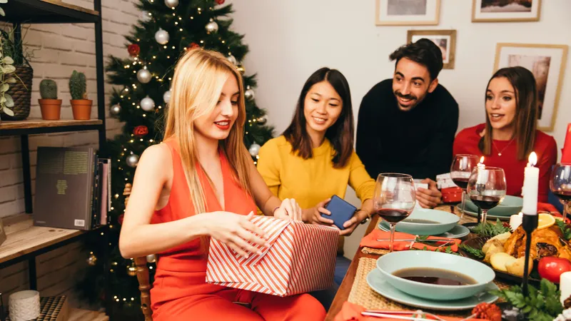 Что подарить на Новый год, чтобы вас запомнили, а не занесли в черный список